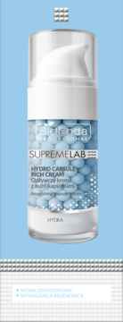 Bielenda SupremeLab Hydro Capsule Rich Cream w przezroczystej butelce z białą pompką i niebieskimi nutri-kapsułkami, widok z przodu, dla skóry odwodnionej.
