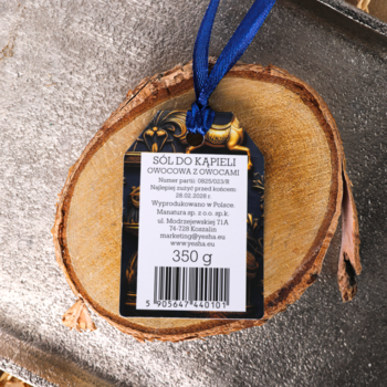 Czarna etykieta soli do kąpieli Owocowa z Owocami 350g, z niebieską wstążką, na plastrze drewna.