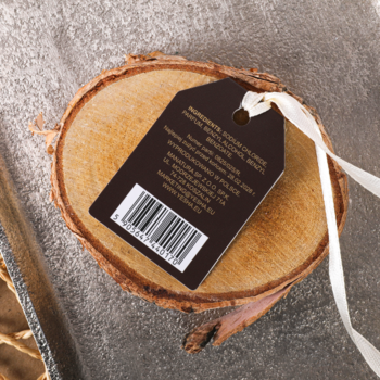 Tył ciemnej zawieszki soli do kąpieli Yesha z kodem kreskowym i składnikami, na plastrze drewna.