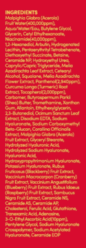 Tylna etykieta serum Eqqualberry Deep Cera Vitamin Illuminating, biały tekst składników na czerwonym tle.