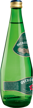 Zielona szklana butelka naturalnej wody mineralnej Ostromecko ze złotą zakrętką, widok z boku. Etykieta z medalami.