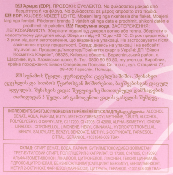 Tył opakowania wody perfumowanej Avon na różowym tle, z białą, wielojęzyczną etykietą i listą składników.