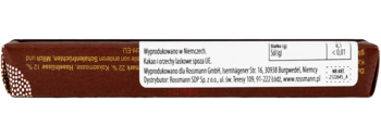 Bok opakowania czekolady. Brązowy baton z białą etykietą, widoczne informacje o produkcie.
