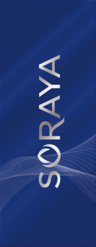 Srebrne logo SORAYA na ciemnoniebieskim tle z abstrakcyjnymi, białymi liniami fal. Pionowe ułożenie.