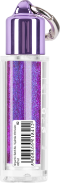 Brokatowy błyszczyk do ust w przezroczystej butelce, z fioletową, metaliczną nakrętką i srebrnym brelokiem. Widok z boku.