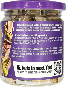 Tył szklanego słoika pistacji prażonych i solonych w łupinie z solą himalajską, fioletowa etykieta.