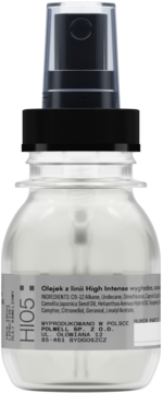 Pionowy widok przezroczystej butelki olejku w sprayu HI05 z linii High Intense, z czarnym aplikatorem.