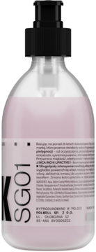 Tył butelki różowego kosmetyku SG01 z czarną pompką, widoczna etykieta ze składnikami i adresem producenta.