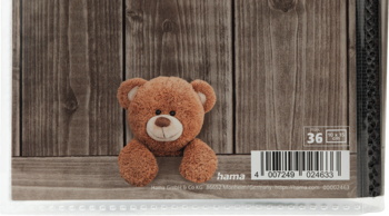 Tył albumu Hama w brązowe deski z wystającym pluszowym misiem, widoczny kod kreskowy i "36".