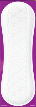 Długa biała wkładka higieniczna Carefree z wytłoczonym wzorem, na fioletowym tle. Widok z góry.