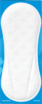 Biała wkładka higieniczna Carefree Cotton FlexiForm z tłoczonymi wzorami kwiatowymi, widok z góry na niebieskim tle.