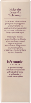 Tył beżowego opakowania serum Hermonic Uniglab z fioletowym tekstem o Molecular Longevity Technology dla długowieczności skóry.