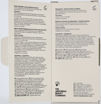 Otwarta, złożona beżowa ulotka z informacjami o Multi-Peptide Lash and Brow Serum i Squalane Lip Balm.