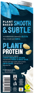 Ciemnoniebieski karton napoju roślinnego "Smooth & Subtle" z białymi napisami "Plant Protein" i "Vegan".