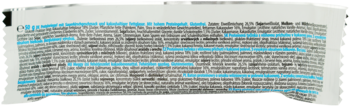 Tył opakowania batonika proteinowego z drobnym drukiem składu i wartości odżywczych, białe tło, niebieskie akcenty.
