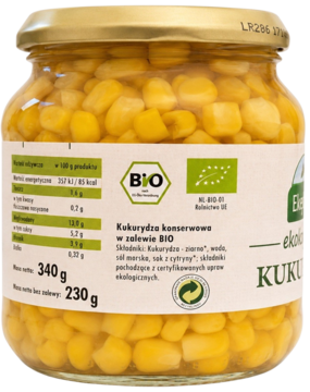 Ekologiczna kukurydza konserwowa w słoiku z zalewie, widok z przodu, złociste ziarna i etykieta BIO.