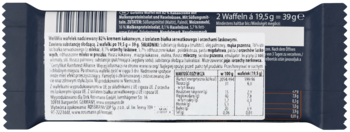 Tył opakowania ciemnego batona waflowego. Widoczne szczegóły: biała etykieta ze składnikami, tabelą wartości odżywczych i kodem kreskowym.