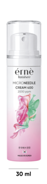 Biała butelka ÉRNÈ MICRONEEDLE CREAM 400 30 ml z pompką, różowym gradientem i abstrakcyjnymi wzorami, widok z przodu.