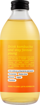 Tył butelki Forever Young Kombucha Yuzu. Pomarańczowa etykieta z żółtym tekstem o zdrowiu i wegańskim składzie.