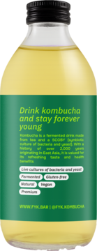 Tył szklanej butelki Forever Young Kombucha, zielona etykieta z hasłem, opisem i cechami produktu.