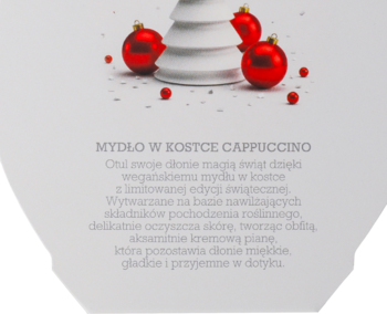 Mydło w kostce Cappuccino, edycja świąteczna. Widok reklamy z białą choinką, czerwonymi bombkami, tekstem.