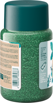 Tył zielonych kryształków do kąpieli Kneipp Goodbye Stress, 500g, z etykietą informującą o 97% recyklingu.