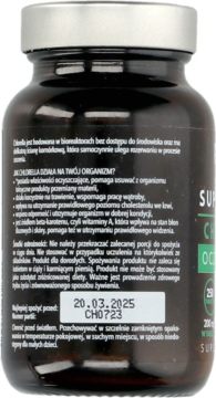 Tył ciemnej, brązowej butelki PurellaFood Chlorella ze srebrną nakrętką. Widoczne informacje i data ważności 20.03.2025.