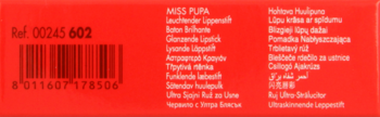 Tył czerwonego opakowania MISS PUPA, widoczny kod kreskowy, numer Ref. 00245 602 i opis pomadki.