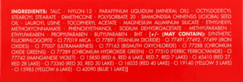 Tył opakowania wypiekanego pudru do twarzy. Widoczna lista składników w białym tekście na czerwonym tle.