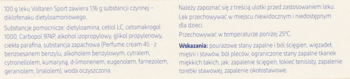 Zbliżenie na rozmazany tekst polskiego opisu leku Voltaren Sport na białym tle, informacja o wskazaniach.