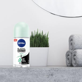 NIVEA Black & White Fresh 50 ml roll-on antyperspirant chroniący ubrania, na białej półce, widok z przodu.