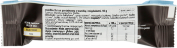 Tył ciemnego opakowania batonu wegańskiego. Biała etykieta z tabelą odżywczą, składem i certyfikatem BIO.