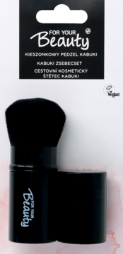 Czarny wysuwany pędzel kabuki For Your Beauty obok czapki, z widocznym opakowaniem i logo Vegan.