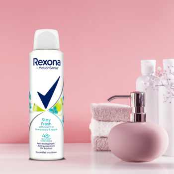 Biały antyperspirant Rexona Stay Fresh 48h w sprayu, widok z przodu, na różowym tle obok mydelniczki.