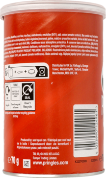 Czerwona tuba Pringles 70g, widok z tyłu z informacjami o składnikach, dystrybucji i symbolami recyklingu.