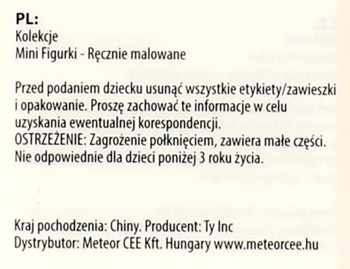 Zbliżenie na białą etykietę Mini Figurek, ręcznie malowanych, z ostrzeżeniem o małych częściach.