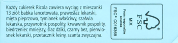 Fragment opakowania cukierków Ricola z listą 13 ziół i zielonym certyfikatem FSC, na niebieskim tle.