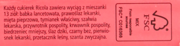 Tył opakowania cukierków Ricola na czerwonym tle z listą 13 ziół i logiem FSC.