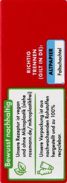 Czerwony tył opakowania szamponu w kostce Isana z informacjami o zrównoważonym rozwoju i recyklingu.