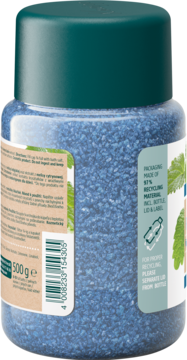 Kneipp Kryształki do kąpieli z soli mineralnej Pure Relaxation, niebieskie granulki. Tył butelki z recyklingu 97%.