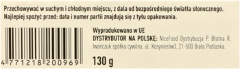Widok z tyłu jasnobeżowego opakowania chlebków pszennych Tomato&Basil, z widocznym kodem kreskowym i wagą 130g.