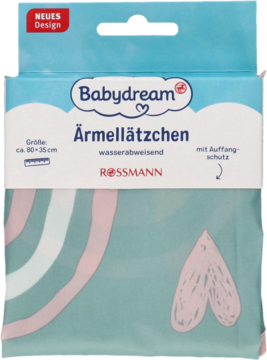 Śliniak z rękawem Babydream, wodoodporny, w niebieskim opakowaniu z chmurkami, widoczne paski i różowe serce.