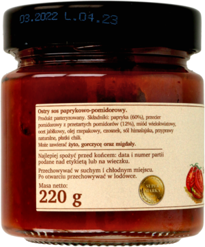 Tył szklanego słoika ostrego sosu paprykowo-pomidorowego, z widoczną etykietą i masą netto 220g.