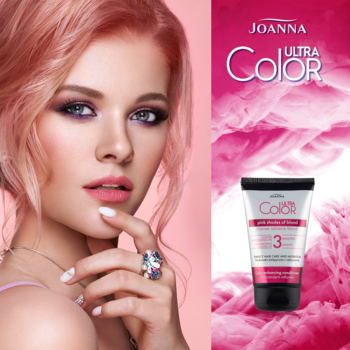 Kobieta z włosami różowy blond, obok Joanna Ultra Color koloryzująca odżywka 100g, biała tubka na różowym tle.