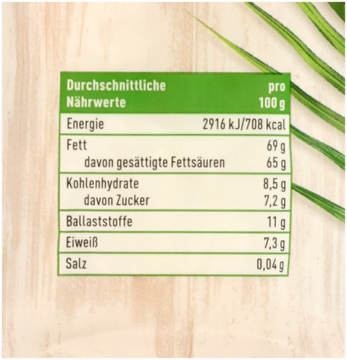 Bliskie ujęcie zielonej etykiety z tabelą wartości odżywczych naturalnych chipsów kokosowych, z danymi o energii i błonniku.