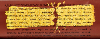 Zbliżenie na listę składników chipsów ziemniaczanych o smaku barbecue, tekst na brązowym opakowaniu.