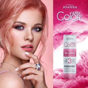 Modelka z różowymi włosami obok produktu Joanna Ultra Color Pink Blond, pigmentu tonującego włosy.