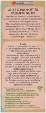 Zbliżenie na niemiecką etykietę gąbek menstruacyjnych. Opis produktu, rozmiary M i S, woreczek lniany, biodegradowalne.