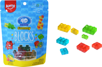 Opakowanie Amos 4D Gummy Blocks i wielokolorowe, przezroczyste żelki w kształcie klocków: żółte, zielone, czerwone, niebieskie.