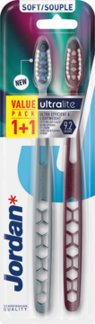Dwie szczoteczki Jordan Ultralite Soft (niebieska i czerwona) w zestawie 1+1 w blistrze, widok z przodu.